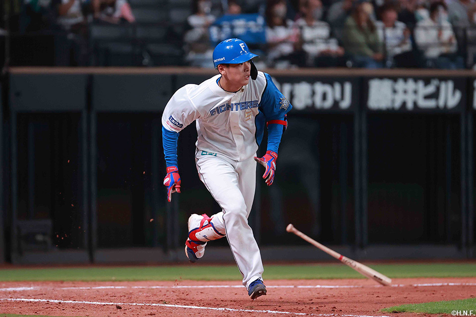 8回裏、ライトへヒットを放つ野村選手01