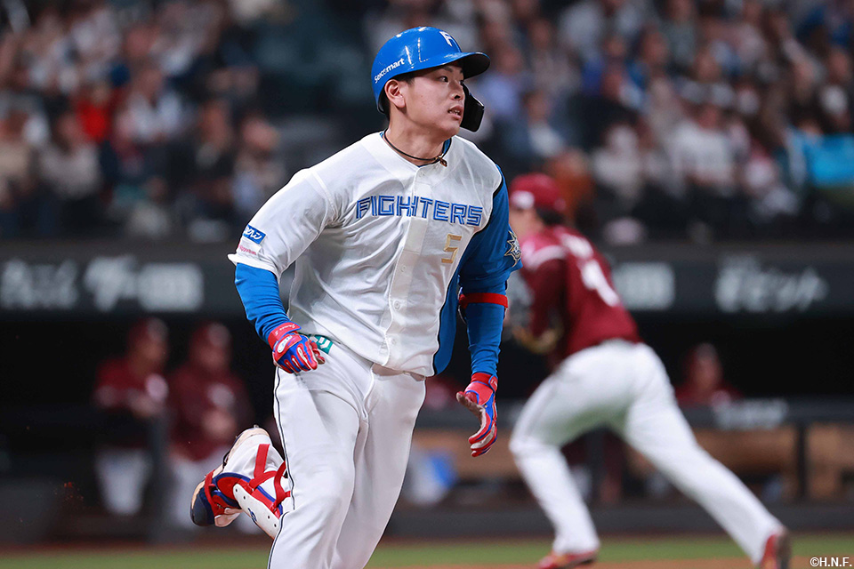 8回裏、ライトへヒットを放つ野村選手02