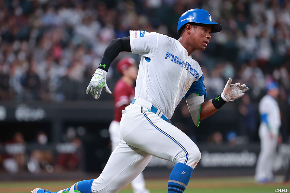 8回裏、勝ち越し適時二塁打を放った万波選手