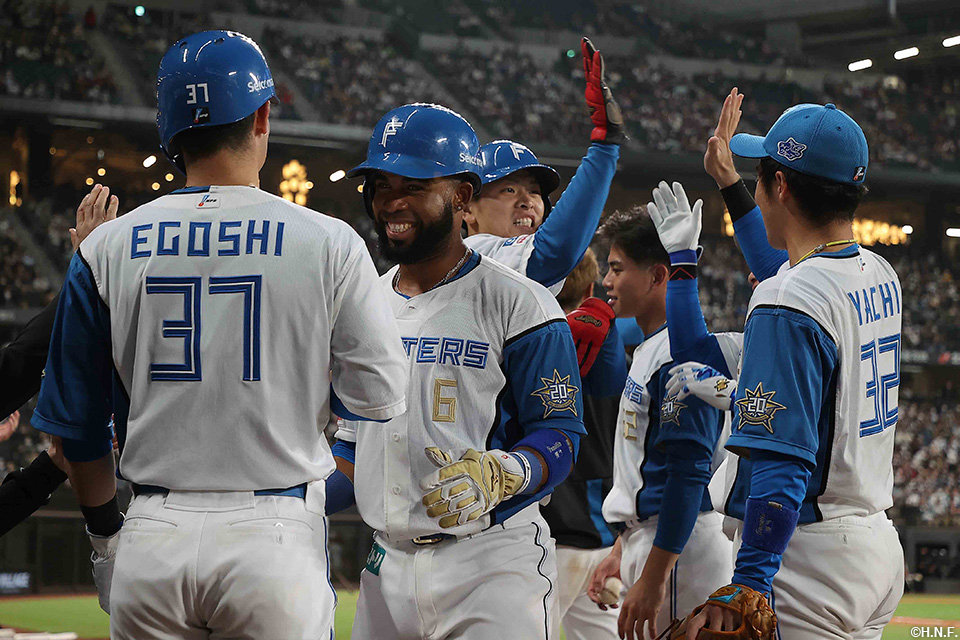 8回裏、生還したアルカンタラ選手と野村選手