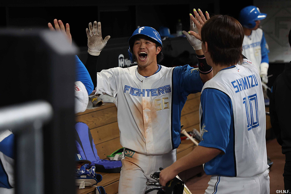 8回裏、スクイズを成功させた細川選手02