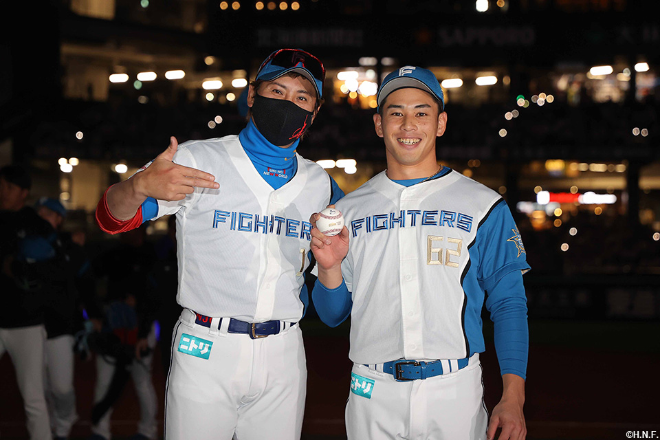 プロ初勝利の宮内投手と新庄監督01