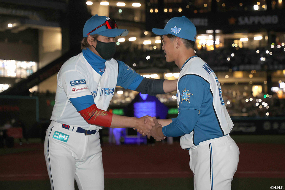 プロ初勝利の宮内投手と新庄監督02