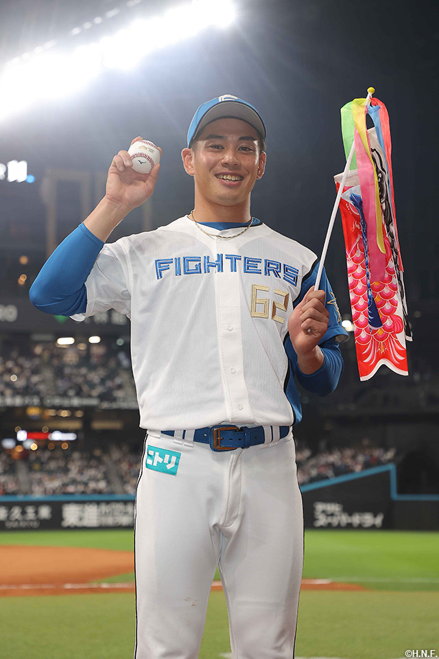 ウイニングボールを手にする宮内投手