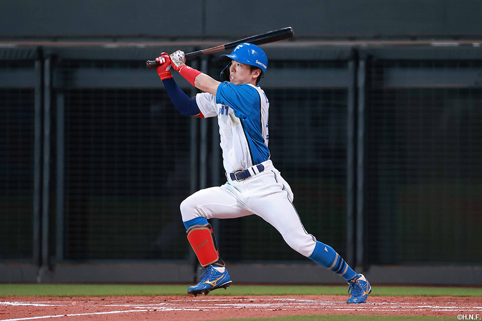 1回裏、センターへ二塁打を放つ五十幡選手01