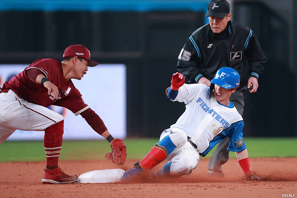 1回裏、センターへ二塁打を放つ五十幡選手02