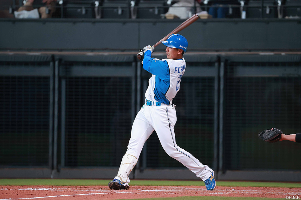 3回裏、ライトへ二塁打を放つ古川選手