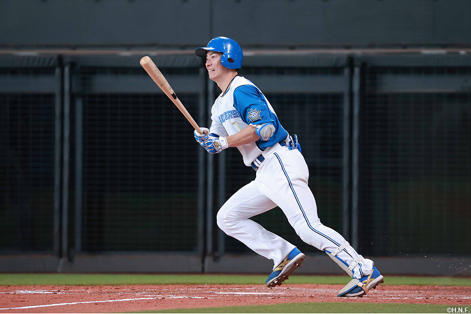 3回裏、レフトへヒットを放つ松本剛選手