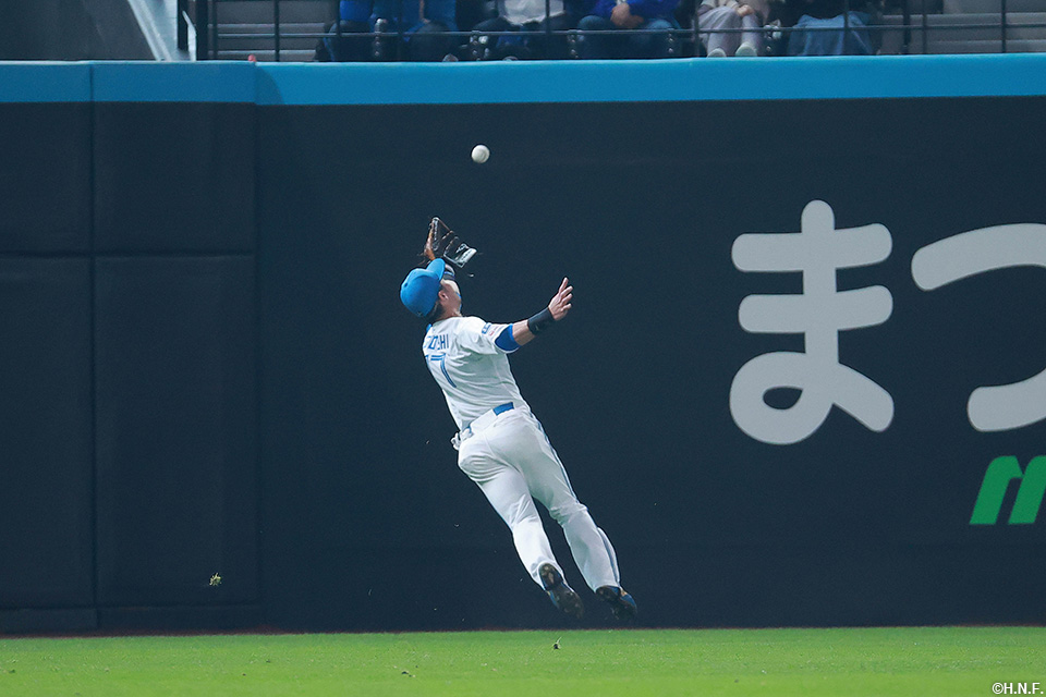 5回表、好守をみせた江越