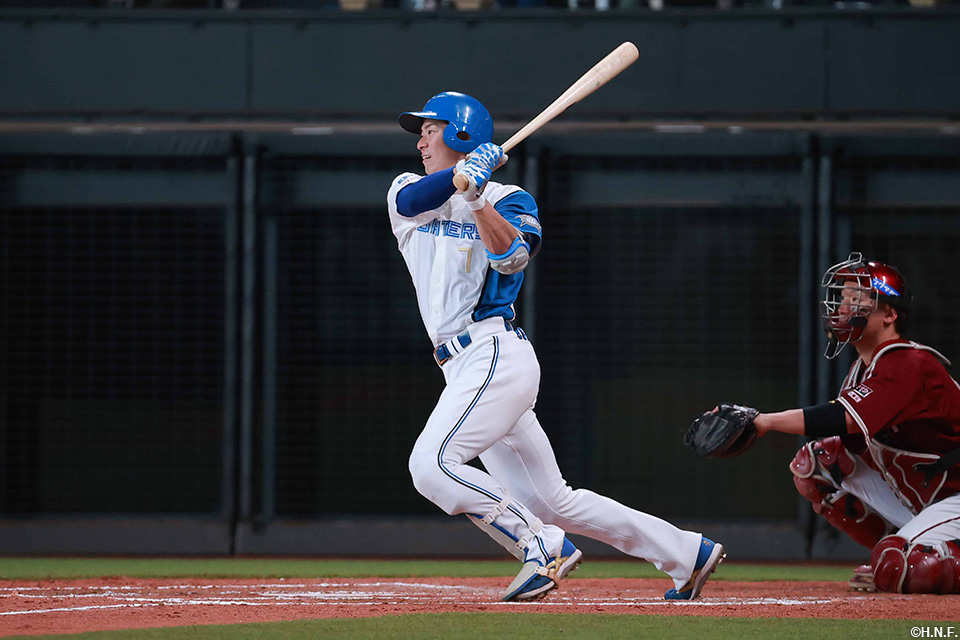 6回裏、センターへヒットを放つ松本剛選手