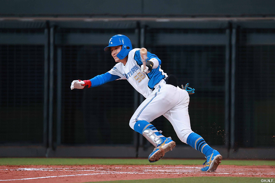 7回裏、レフトへ二塁打を放つ奈良間選手