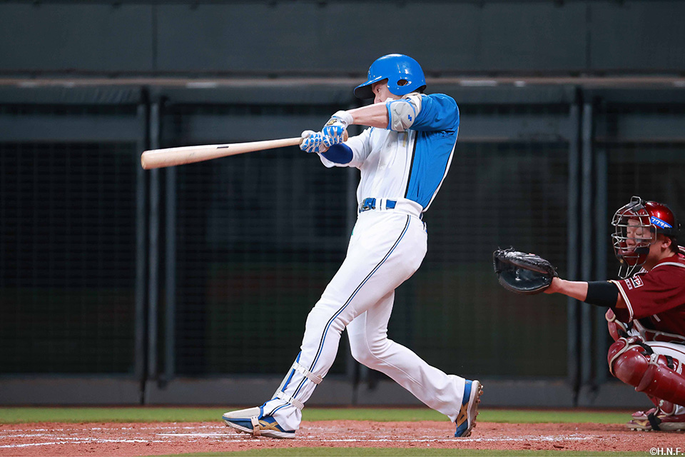 8回裏、センターへヒットを放つ松本剛選手