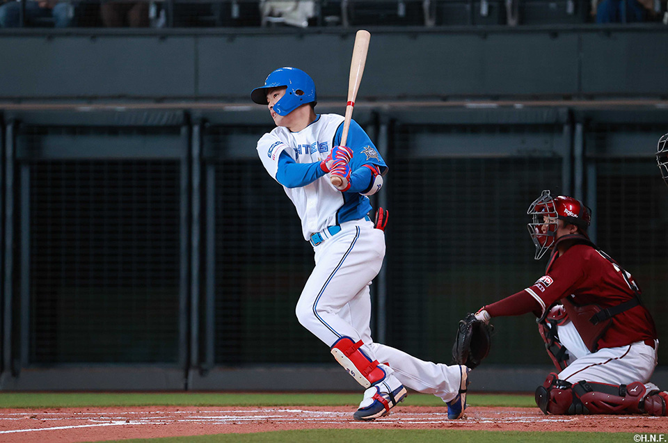 1回裏、レフトへヒットを放つ野村選手