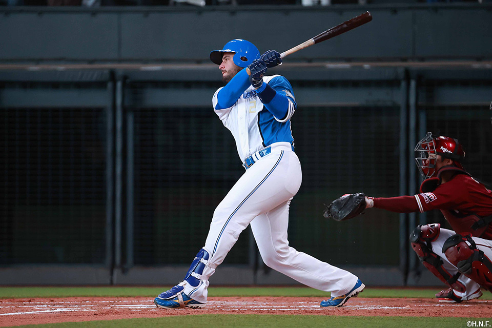 2回裏、センターへヒットを放つマルティネス選手