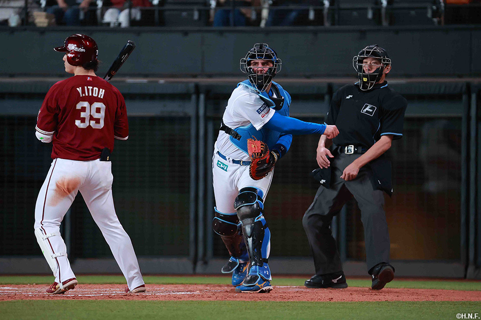 3回表、盗塁を阻止するマルティネス選手