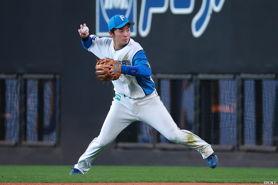 4回表、好守をみせる谷内選手