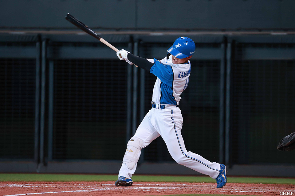 5回裏、センターへ三塁打を放つ上川畑選手01