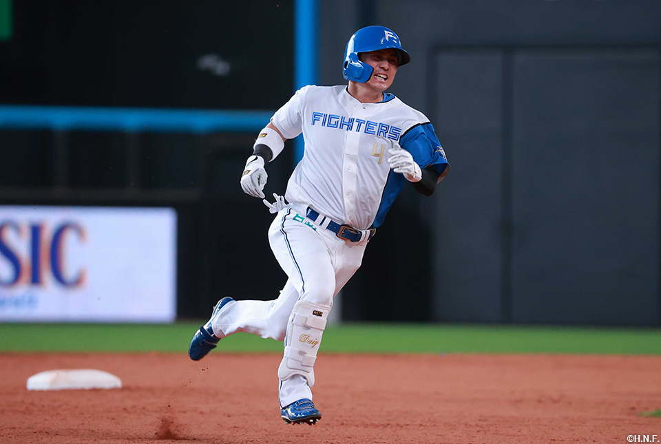 5回裏、センターへ三塁打を放つ上川畑選手02