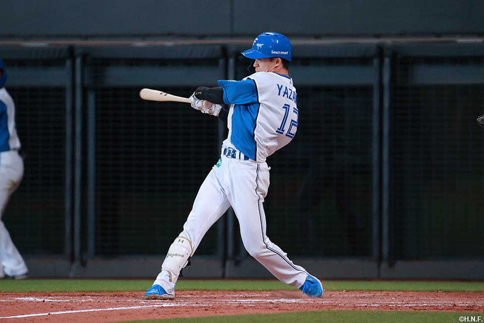 5回裏、ライトへ犠飛を放つ矢澤選手01