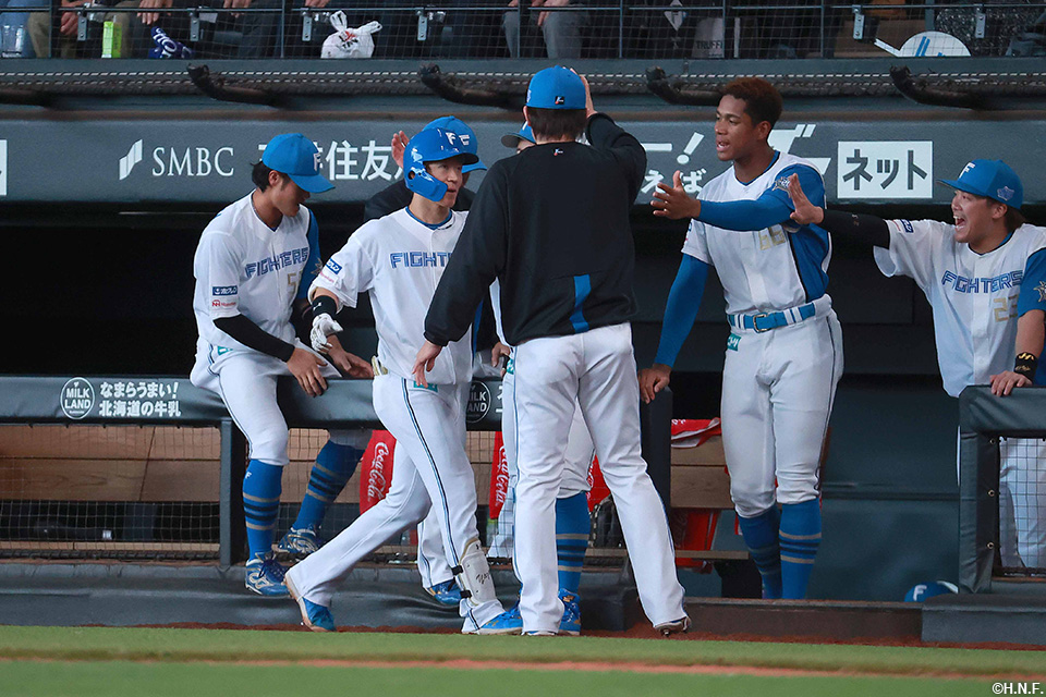 5回裏、ライトへ犠飛を放つ矢澤選手02