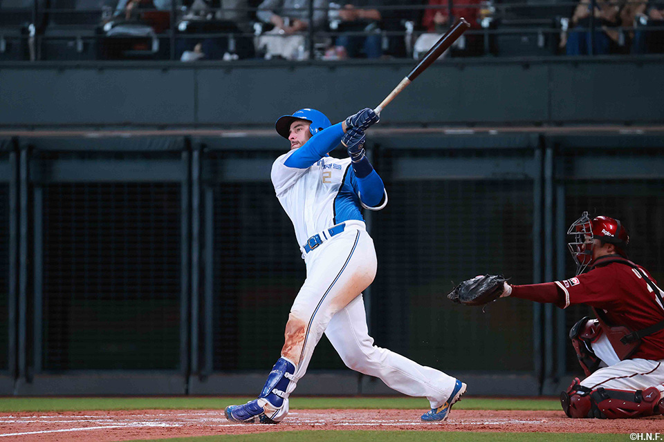 7回裏、レフトへ同点の本塁打を放つマルティネス選手01