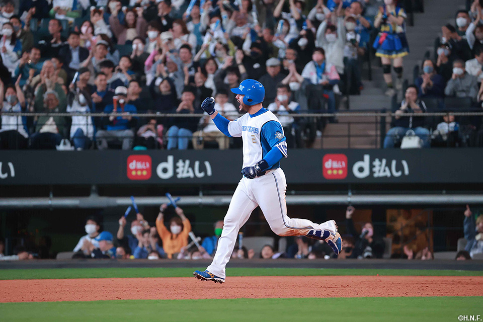 7回裏、レフトへ同点の本塁打を放つマルティネス選手02