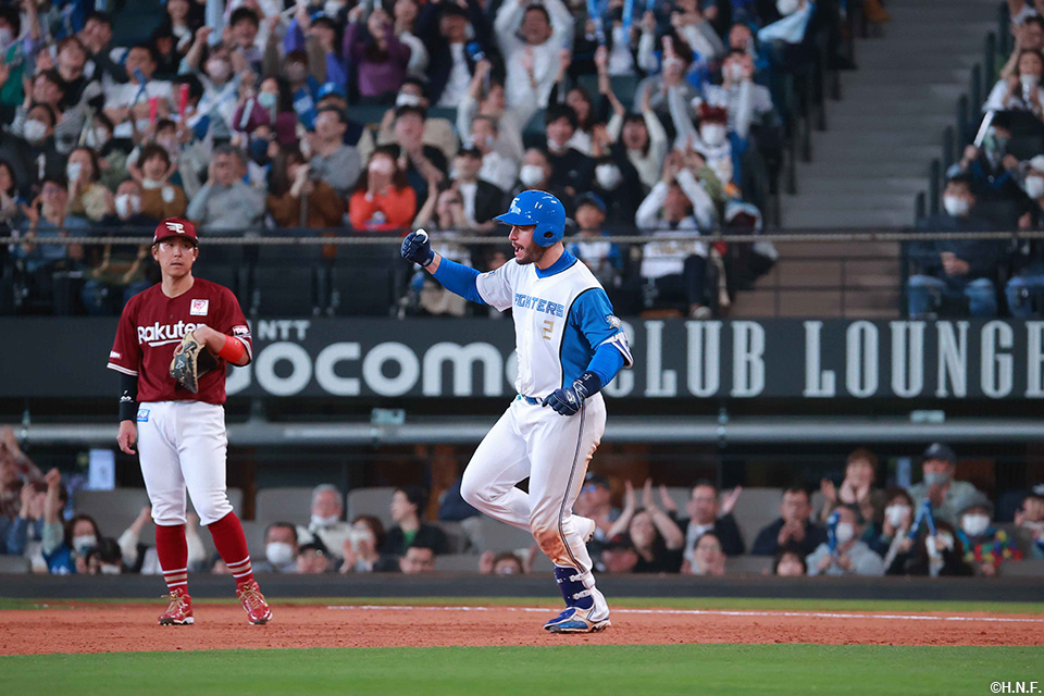 7回裏、レフトへ同点の本塁打を放つマルティネス選手03