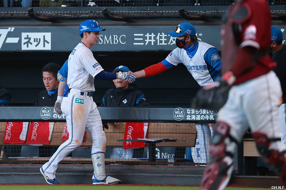 8回裏、犠打を決めた松本剛選手と新庄監督