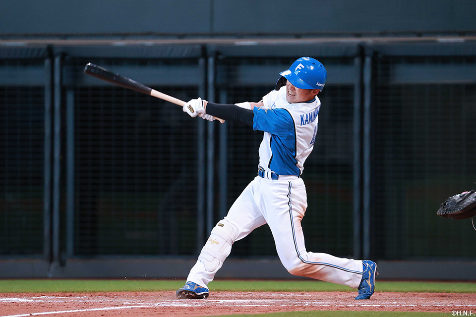 9回裏、サヨナラ適時打を放つ上川畑選手01