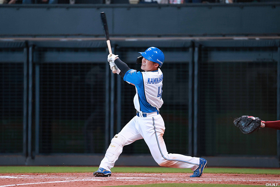 9回裏、サヨナラ適時打を放つ上川畑選手02