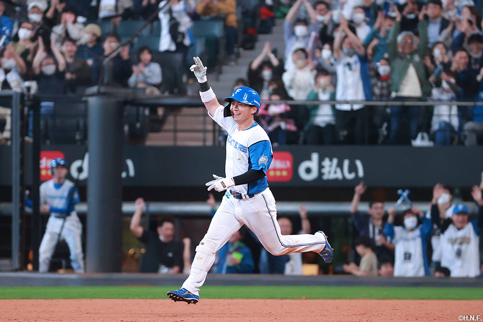 9回裏、サヨナラ適時打を放つ上川畑選手03