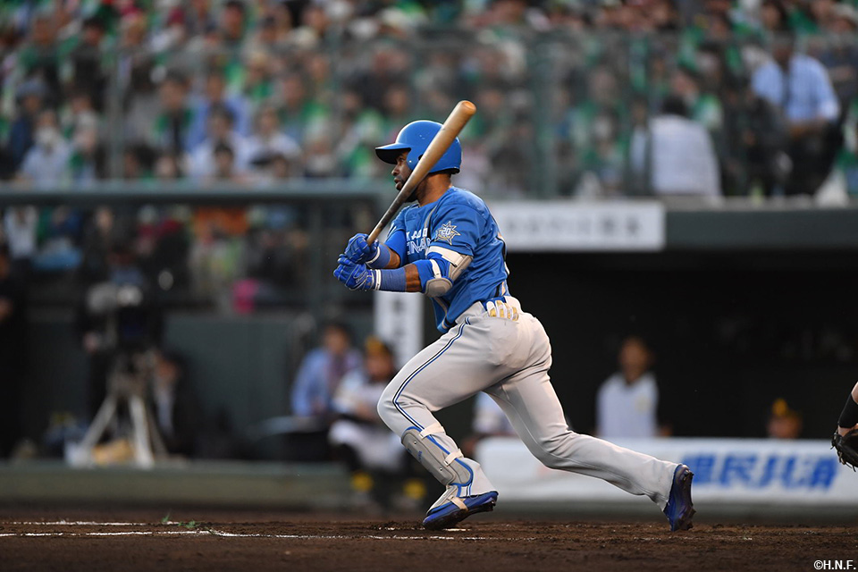 4回表、レフトへヒットを放つアルカンタラ選手