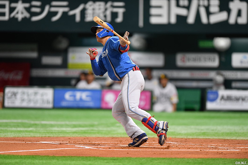 2回表、先制本塁打を放つ野村選手01