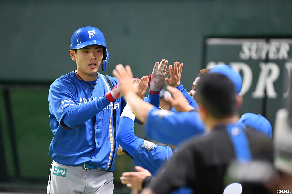 2回表、先制本塁打を放つ野村選手02