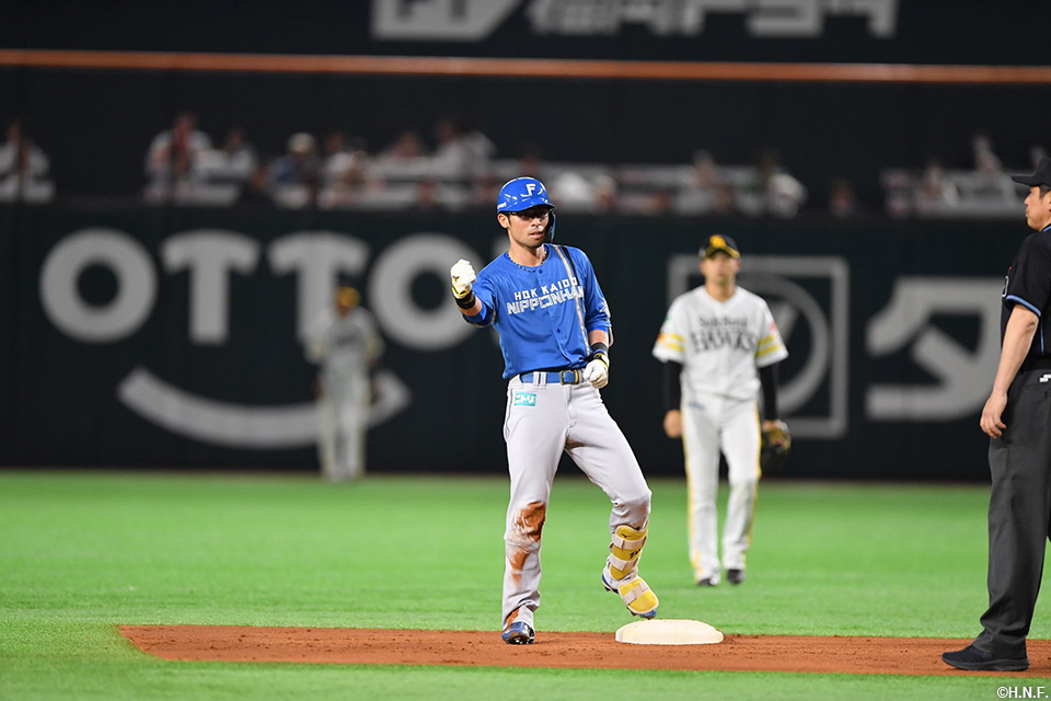 3回表、二塁打を放った江越選手