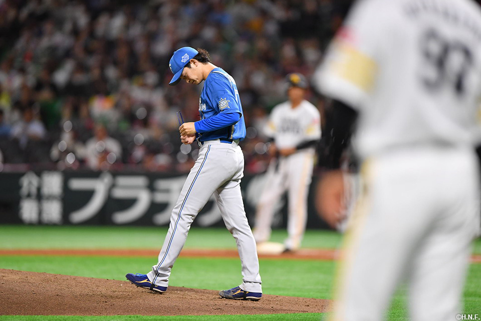 4回裏、失点を許した鈴木投手