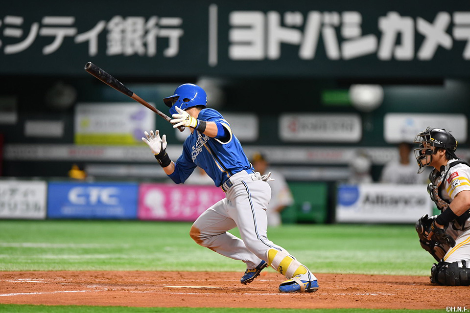 5回裏、センターへヒットを放つ江越選手