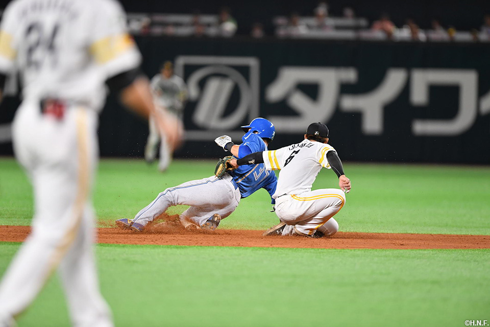 5回裏、盗塁をきめる江越選手