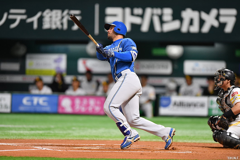 6回表、逆転2ランを放つマルティネス選手01