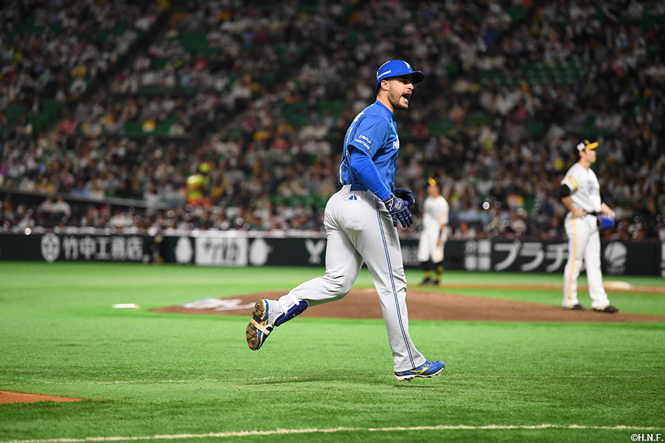 6回表、逆転2ランを放つマルティネス選手02