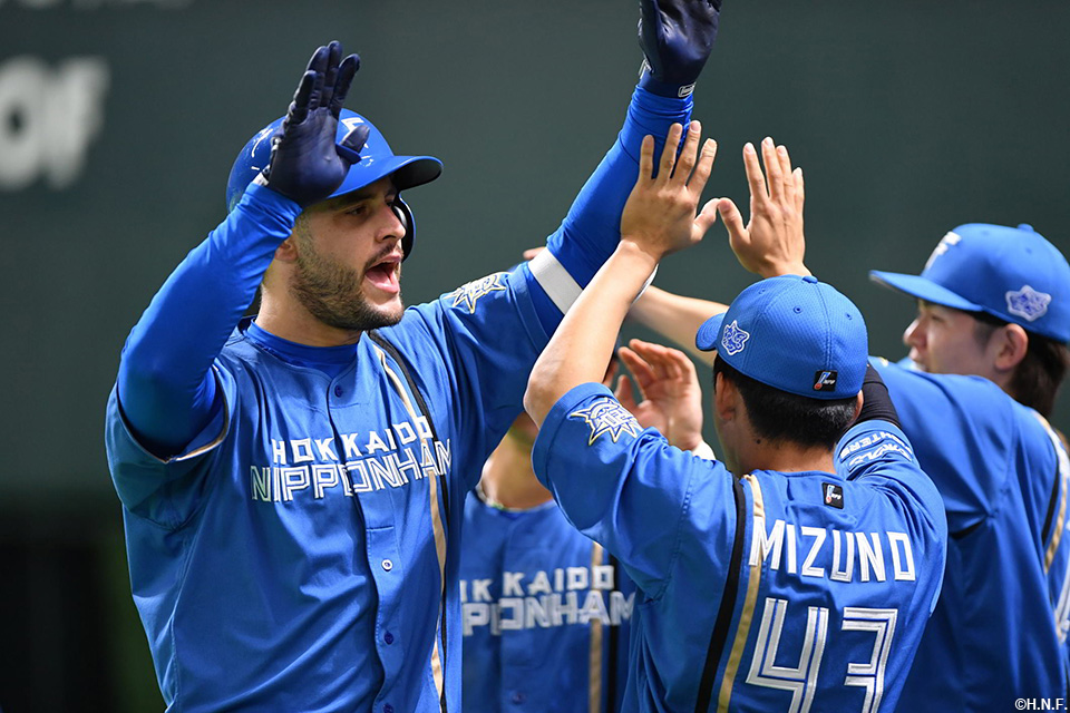 6回表、逆転2ランを放つマルティネス選手03