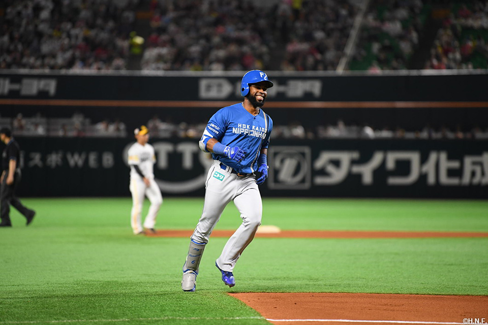 6回表、二者連続となる本塁打を放ったアルカンタラ選手01