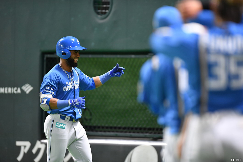 6回表、二者連続となる本塁打を放ったアルカンタラ選手02