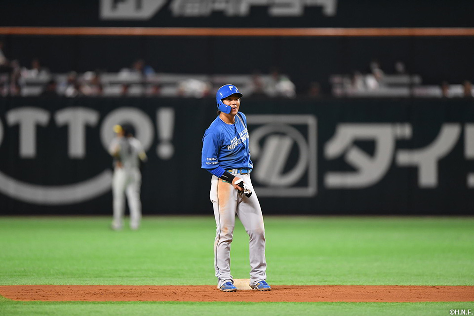 8回表、適時二塁打を放った福田光選手