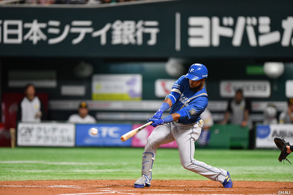 8回表、適時打を放つアルカンタラ選手