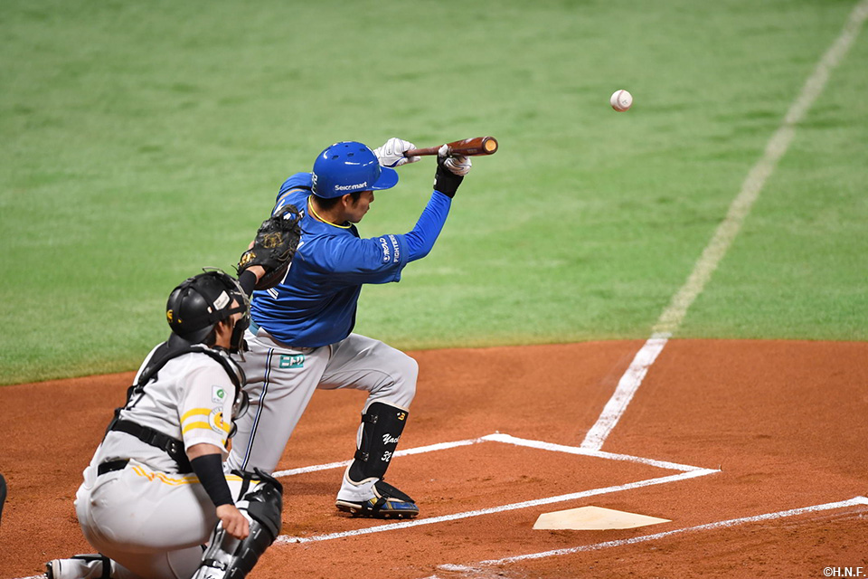 1回表、先制となるスクイズを成功させる谷内選手