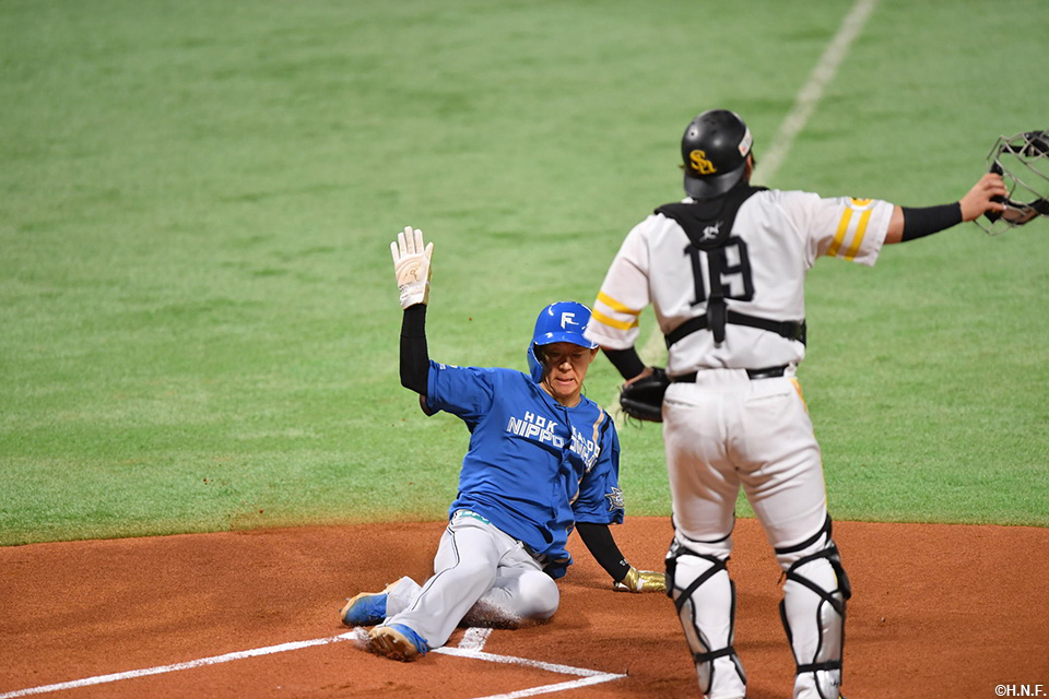 1回表、スクイズで生還する矢澤選手