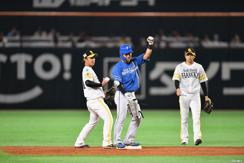 3回表、二塁打を放つ水野選手02