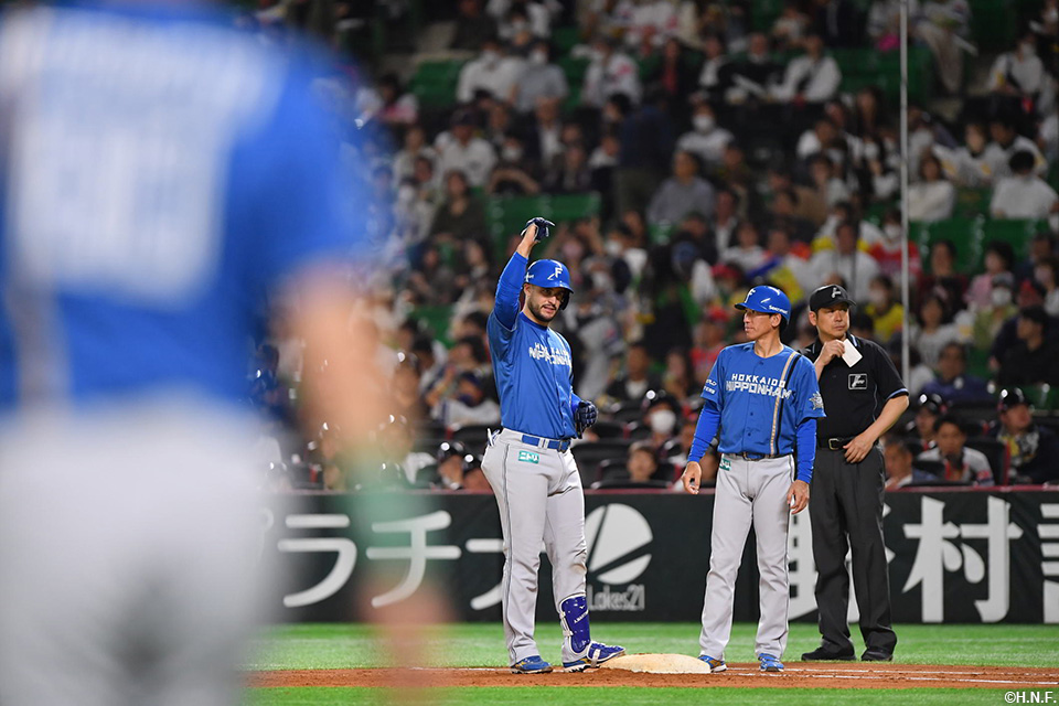 4回表、センターへヒットを放ったマルティネス選手