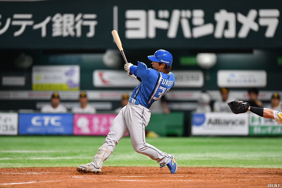 5回表、二塁打を放つ福田光選手